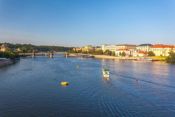 从布拉格的查尔斯桥看 Vitava 美丽的夏日 — 图库照片