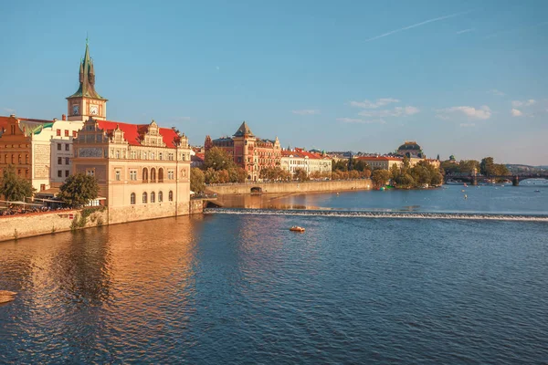 Näkymä Vitava Joelle Kaarlen Sillalta Prahassa Kaunis Kesäpäivä — kuvapankkivalokuva