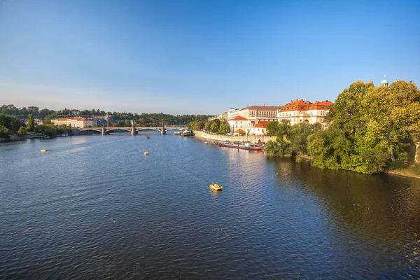 夏の日 美しいプラハのカレル橋から Vitava 川を見る — ストック写真