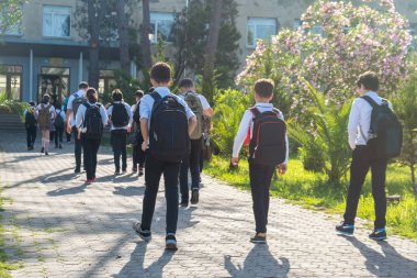 Çocuklar okula birlikte, eğitim grup.