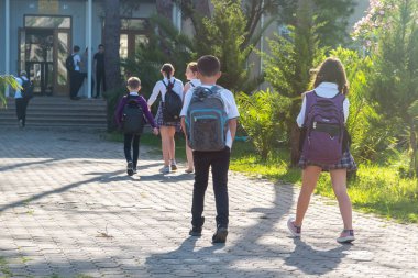 Çocuklar okula birlikte, eğitim grup.