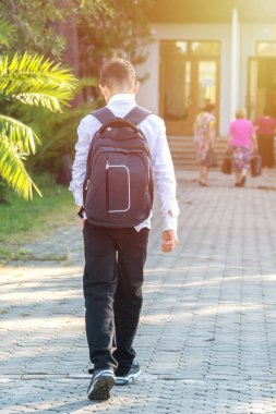 liseli üniformalı okul, eğitim gider.