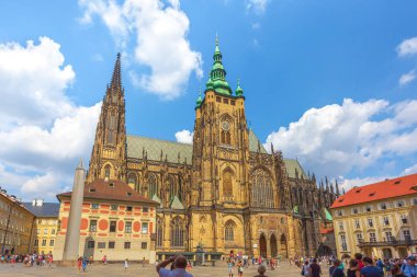 Prague, Çek Cumhuriyeti - 21.08.2018: St. Vitus Katedrali Prag güzel yaz gün.