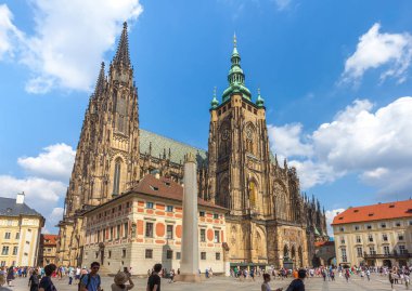 Prague, Çek Cumhuriyeti - 21.08.2018: St. Vitus Katedrali Prag güzel yaz gün.