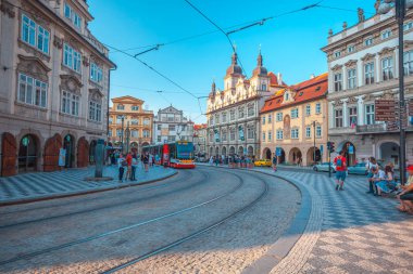 Prague, Çek Cumhuriyeti - 20.08.2018: tramvay, Prag eski sokaklarında.