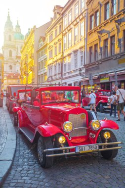Prague, Çek Cumhuriyeti - 20.08.2018: sokakta Prag'da turistler için kırmızı eski araba bekliyor. Bu arabalar genelde Prag turistler tarafından kiralanan