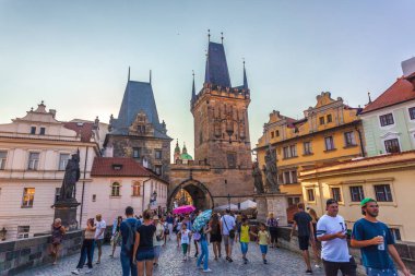 Prague, Çek Cumhuriyeti - 20.08.2018: toz Tower - Gotik Ortaçağ şehir kapısı Prag.