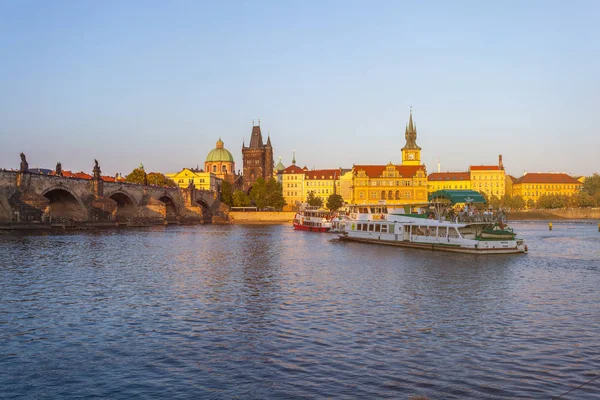 Praga República Checa 2018 Puente Carlos Torre Vigilancia Sobre Río —  Fotos de Stock