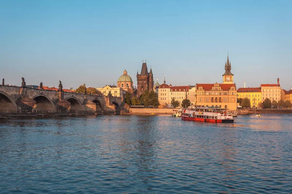 Prag Tschechische Republik 2018 Karlsbrücke Und Aussichtsturm Über Die Moldau — Stockfoto