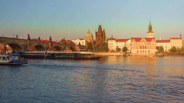 プラハを流れるヴルタヴァ川のプラハ チェコ共和国 2018 カレル橋と展望台タワー — ストック写真