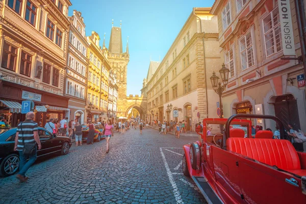 Prague, Çek Cumhuriyeti - 20.08.2018: sokakta Prag'da turistler için kırmızı eski araba bekliyor. Bu arabalar genelde Prag turistler tarafından kiralanan