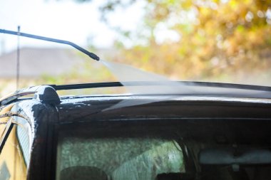 Araba yıkama. Yüksek basınçlı su ve köpük ile araba Temizleme.