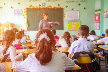 çocuklar aktif olarak sınıfta katılmak, okumak ve öğretmen için dinle.