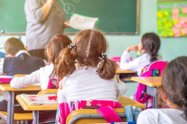 çocuklar aktif olarak sınıfta katılmak, okumak ve öğretmen için dinle.
