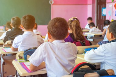 çocuklar aktif olarak sınıfta katılmak, okumak ve öğretmen için dinle.