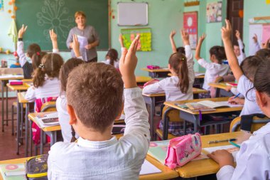 çocuklar aktif olarak sınıfta katılmak, okumak ve öğretmen için dinle.