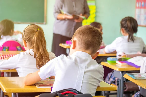çocuklar aktif olarak sınıfta katılmak, okumak ve öğretmen için dinle.