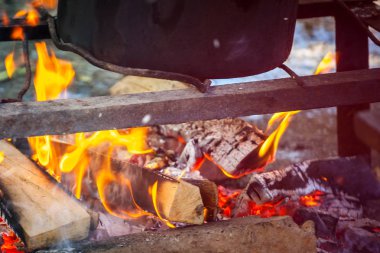 Bir dökme demir tencere geleneksel Gürcistan'daki bir açık ateş üzerinde pişirme için kullanılır.