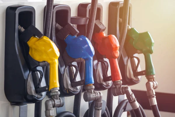 Pompa Benzina Colorata Che Riempie Ugelli Distributore Benzina Servizio — Foto Stock