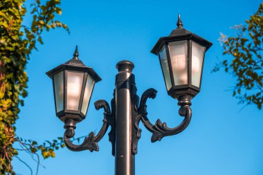 Gece antika sokak ışıkları, eski stil, sonbahar.