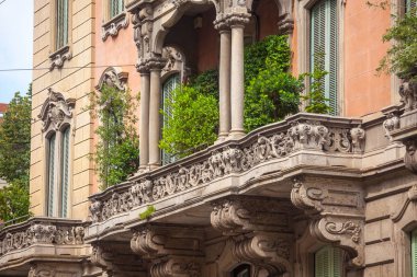 evler ile çiçek üstünde pencere eşiği, Milano, İtalya.