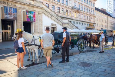Vienna, Avusturya - 19.08.2018: Fiaker at arabası için turistlerin Viyana, Avusturya.