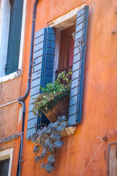Σπίτια Λουλούδια Στα Παράθυρα Για Βενετία — Φωτογραφία Αρχείου