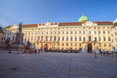 Vienna, Avusturya - 19.08.2018: Heykel Francis II, Kutsal Roma İmparatoru, turistlerin Viyana Hofburg Sarayı avlu etrafında.
