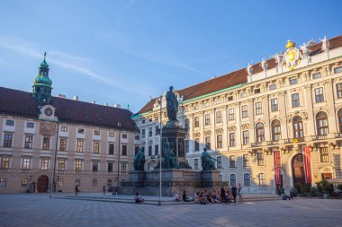 Vienna, Avusturya - 19.08.2018: Heykel Francis II, Kutsal Roma İmparatoru, turistlerin Viyana Hofburg Sarayı avlu etrafında.