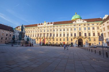 Vienna, Avusturya - 19.08.2018: Heykel Francis II, Kutsal Roma İmparatoru, turistlerin Viyana Hofburg Sarayı avlu etrafında.