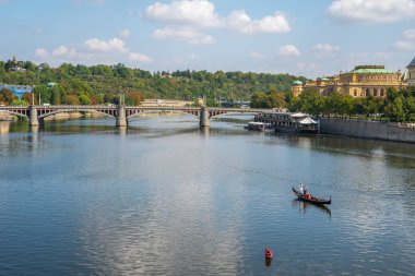Vitava Nehri için Charles Bridge Prag, güzel yaz günü göster.