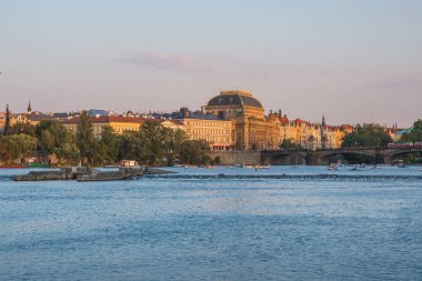 Vitava Nehri için Charles Bridge Prag, güzel yaz günü göster.