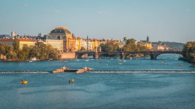 Vitava Nehri için Charles Bridge Prag, güzel yaz günü göster.