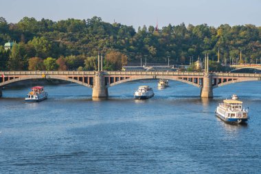 Vitava Nehri için Charles Bridge Prag, güzel yaz günü göster.