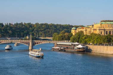 Vitava Nehri için Charles Bridge Prag, güzel yaz günü göster.