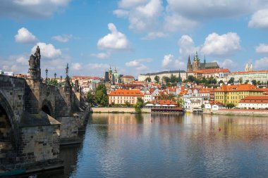 Prag Kalesi ve St. Vitus Katedrali Vltava Nehri'nin, Prague, Çek Cumhuriyeti.
