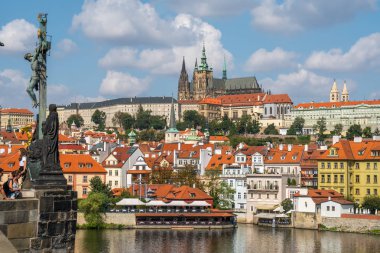 Prag, Çek Cumhuriyeti - 21.08.2018: İnsanlar Prag ünlü Charles Köprüsü üzerinde yürüyor.