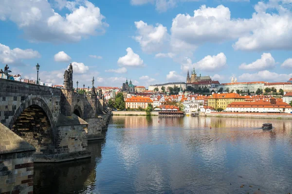 Uitzicht Praagse Burcht Vituskathedraal Uit Rivier Moldau Prague Tsjechië — Stockfoto