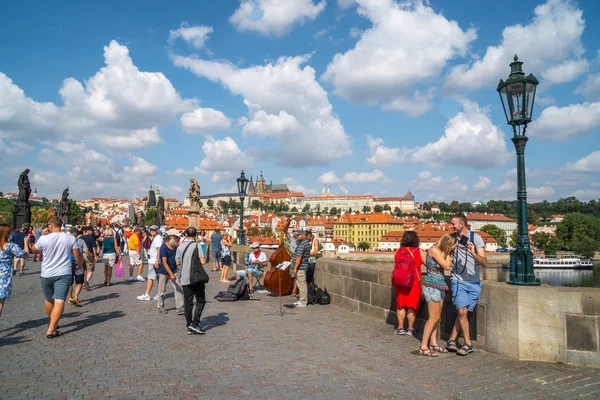 Praha Česká Republika 2018 Lidé Chodí Přes Karlova Mostu Praze — Stock fotografie