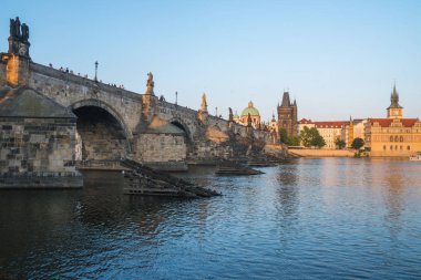Yayalar tek Charles köprüden Vltava Nehri Prag, Çek Cumhuriyeti.