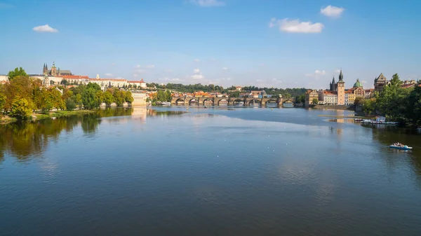 ヴルタヴァ川のプラハ チェコ共和国で歩行者のみのカレル橋 — ストック写真