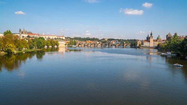 Pedestres Apenas Ponte Charles Sobre Rio Vltava Praga República Checa — Fotografia de Stock