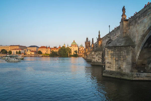 Yayalar Tek Charles Köprüden Vltava Nehri Prag Çek Cumhuriyeti — Stok fotoğraf