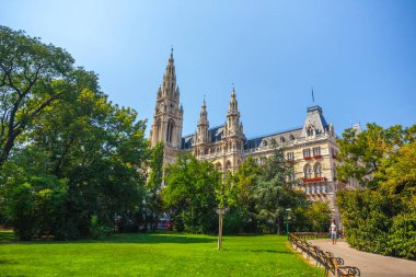 Viyana belediye binasının uzun gotik binası.