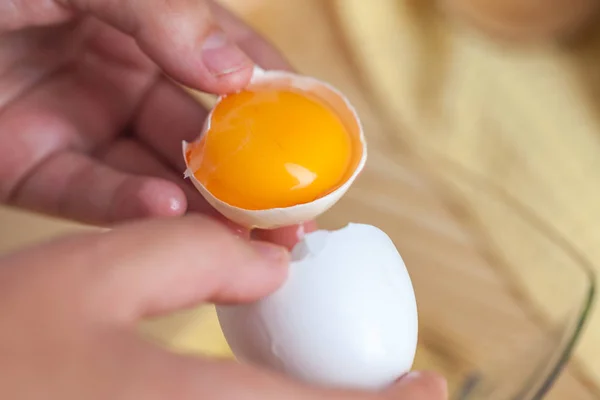 Kadın Yumurta Beyazı Sarısı Ayırmak Için Bir Yumurta Kırma Arka — Stok fotoğraf