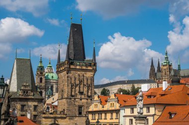 Charles Köprüsü (Karluv çoğu) Prag, Çek Cumhuriyeti için daha az köprü kuleye bakış.