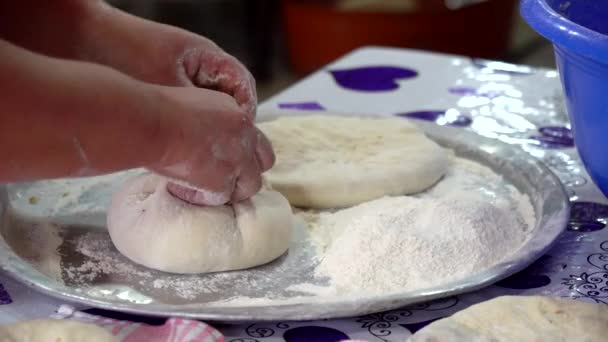 Coocing Den Traditionella Georgiska Skålen Kubdari Med Kött Svanetien — Stockvideo