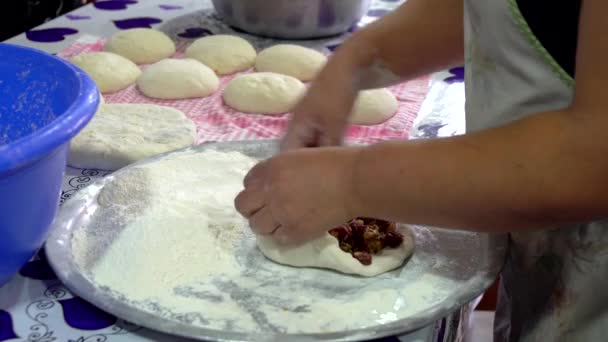 Coocing Den Traditionella Georgiska Skålen Kubdari Med Kött Svanetien — Stockvideo