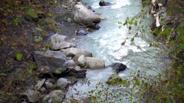 Vahşi Nehir Akışı Arasında Uçurumlar Kayalar Enguri Mestia Svaneti Gürcistan — Stok video