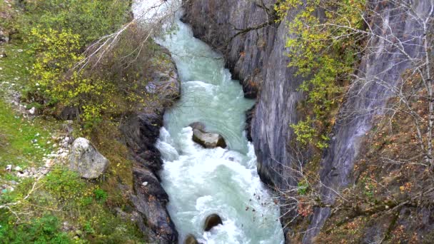 Wilde Rivier Stream Onder Kliffen Rotsen Engoeri Mestia Svaneti Georgia — Stockvideo